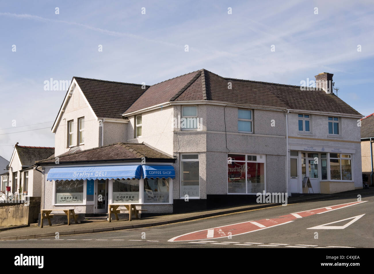 Benllech, Isola di Anglesey (Ynys Mon), il Galles del Nord, Regno Unito. In Bradleys Deli e coffee shop all'angolo della strada principale Foto Stock