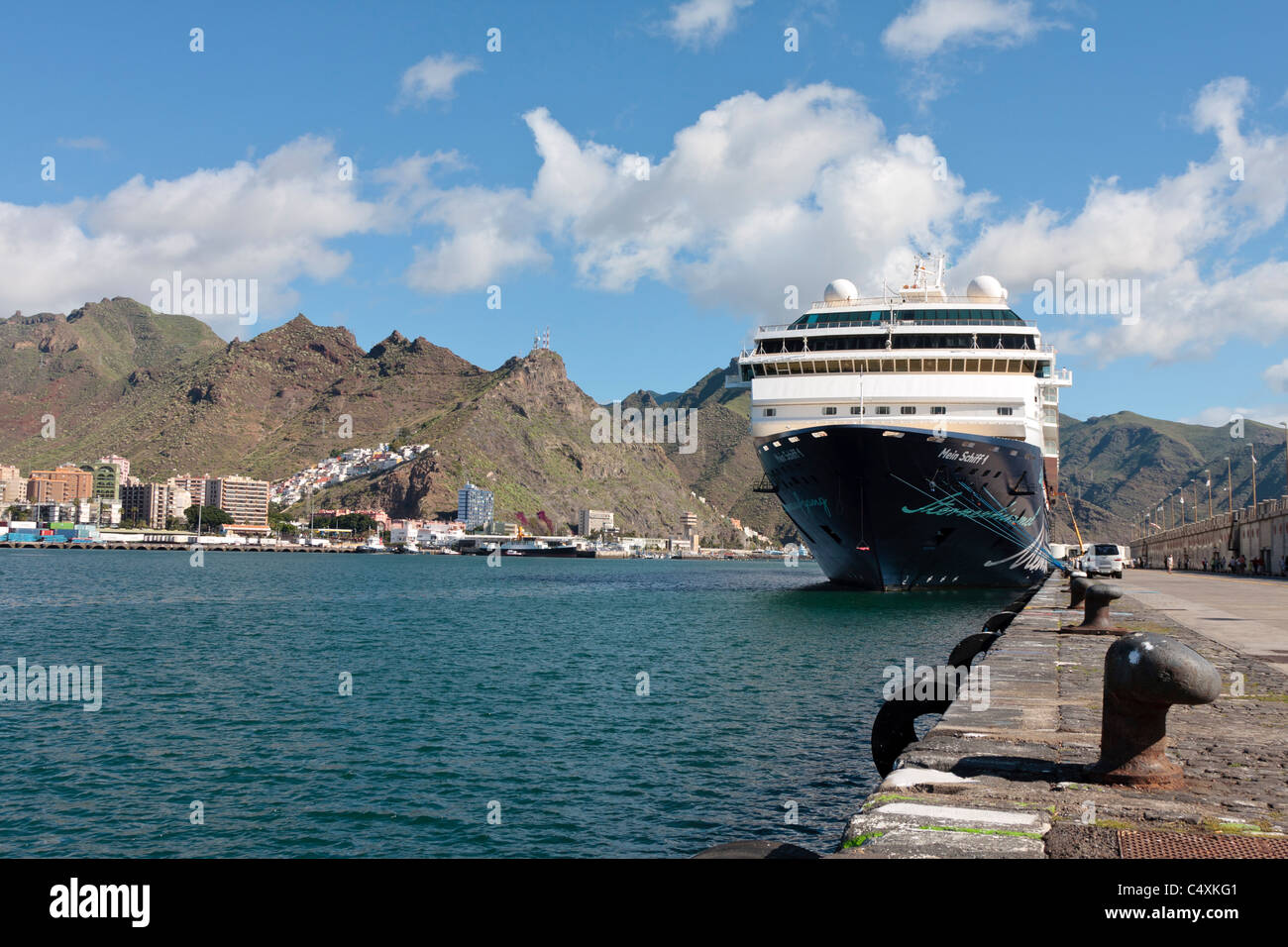 La nave da crociera Mein Schiff ormeggiata nel porto di Santa Cruz de  Tenerife nelle Isole Canarie Spagna Foto stock - Alamy