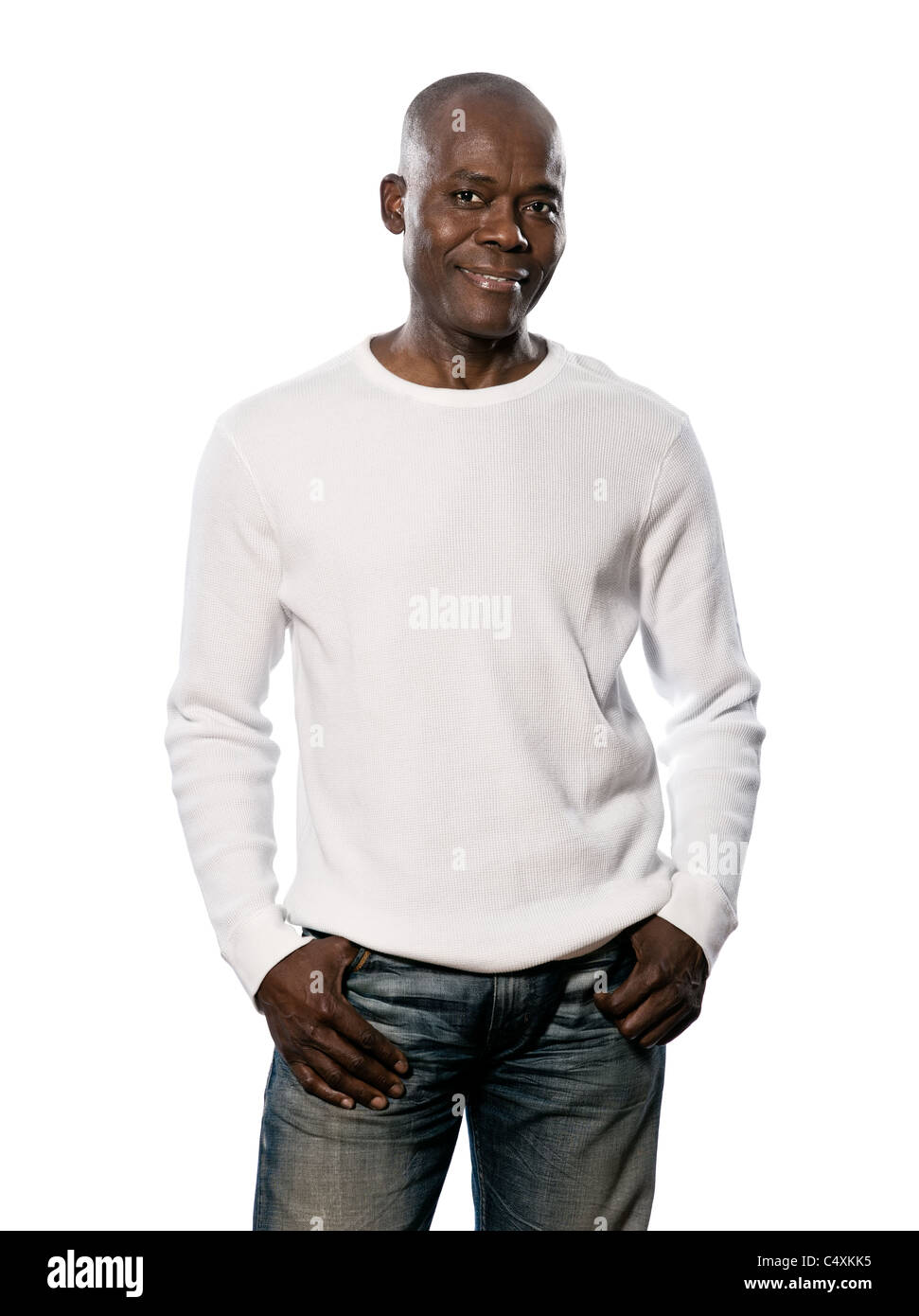 Ritratto di un felice casual Afro American uomo in piedi con le mani in tasca in studio bianco su sfondo isolato Foto Stock