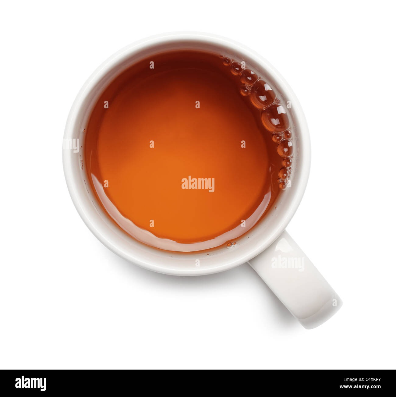 Il tè nero in tazza bianca,isolati su sfondo bianco. Foto Stock