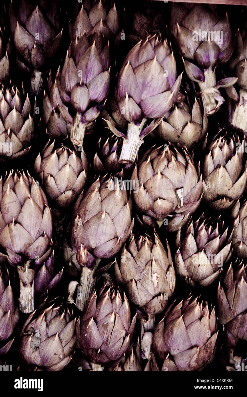 Casella di carciofi alla strada del mercato di Palermo, Sicilia, Italia Foto Stock