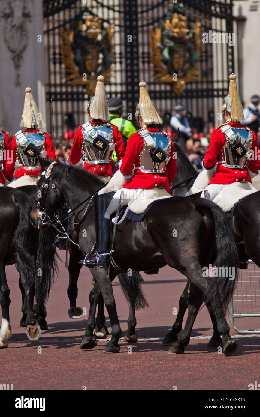 Blues & Royals della cavalleria della famiglia passando Buckingham palace Foto Stock