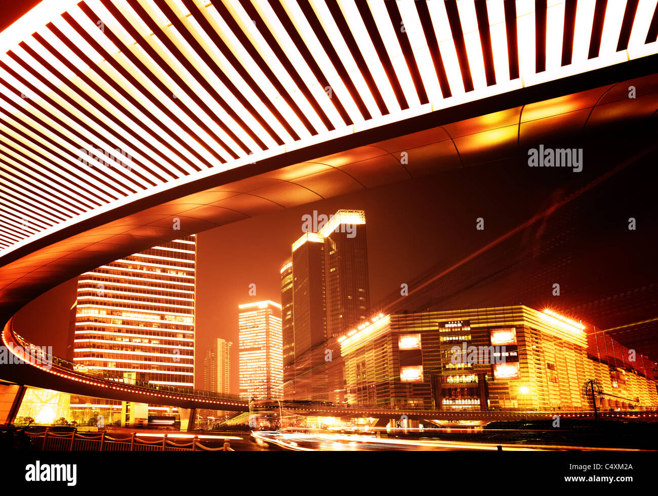 Vista notturna del viadotto autostradale a Shanghai Foto Stock