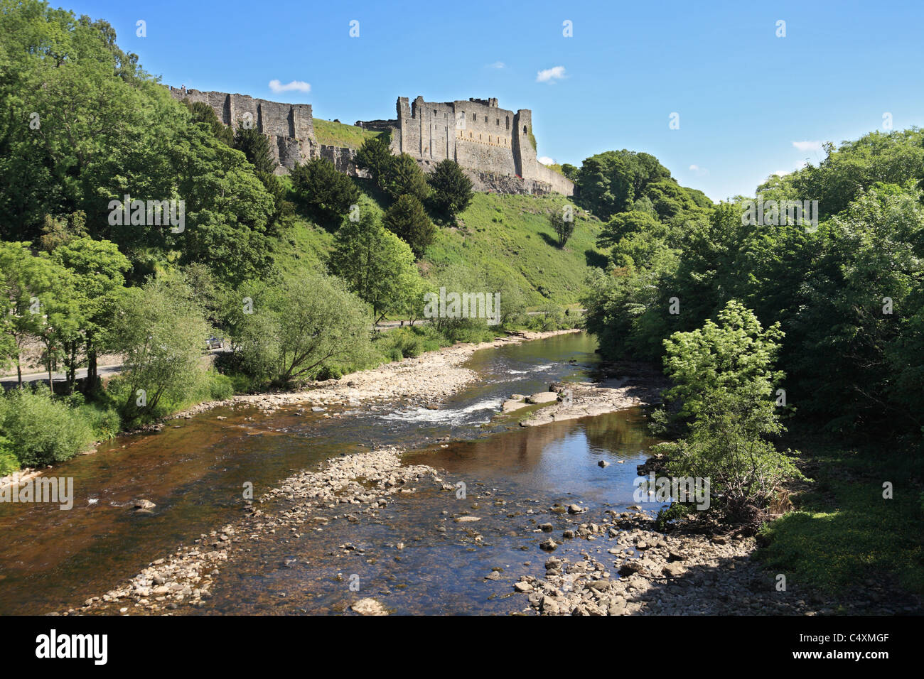 Richmond Castle dal fiume Swale, North Yorkshire, Inghilterra, Regno Unito Foto Stock