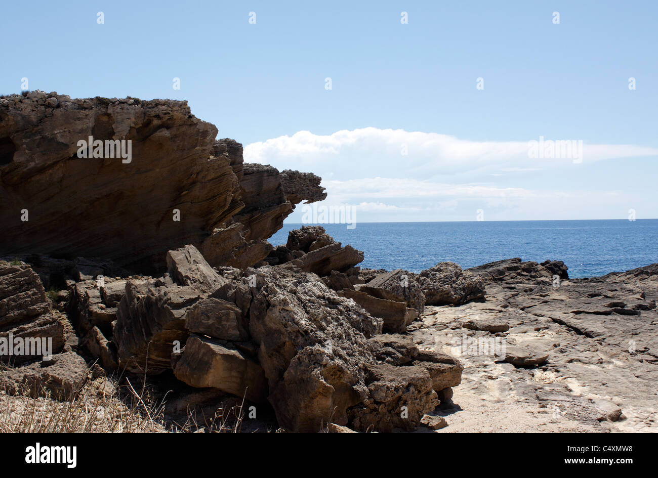 La costa frastagliata di Kalithea sull'isola greca di Rodi. Foto Stock