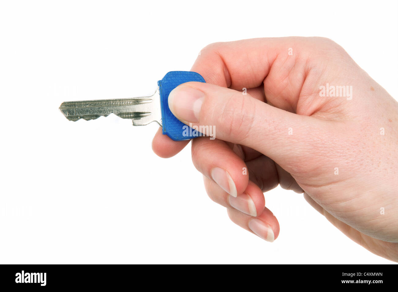 Donna di mano tenendo premuto un tasto, contro uno sfondo bianco. Foto Stock