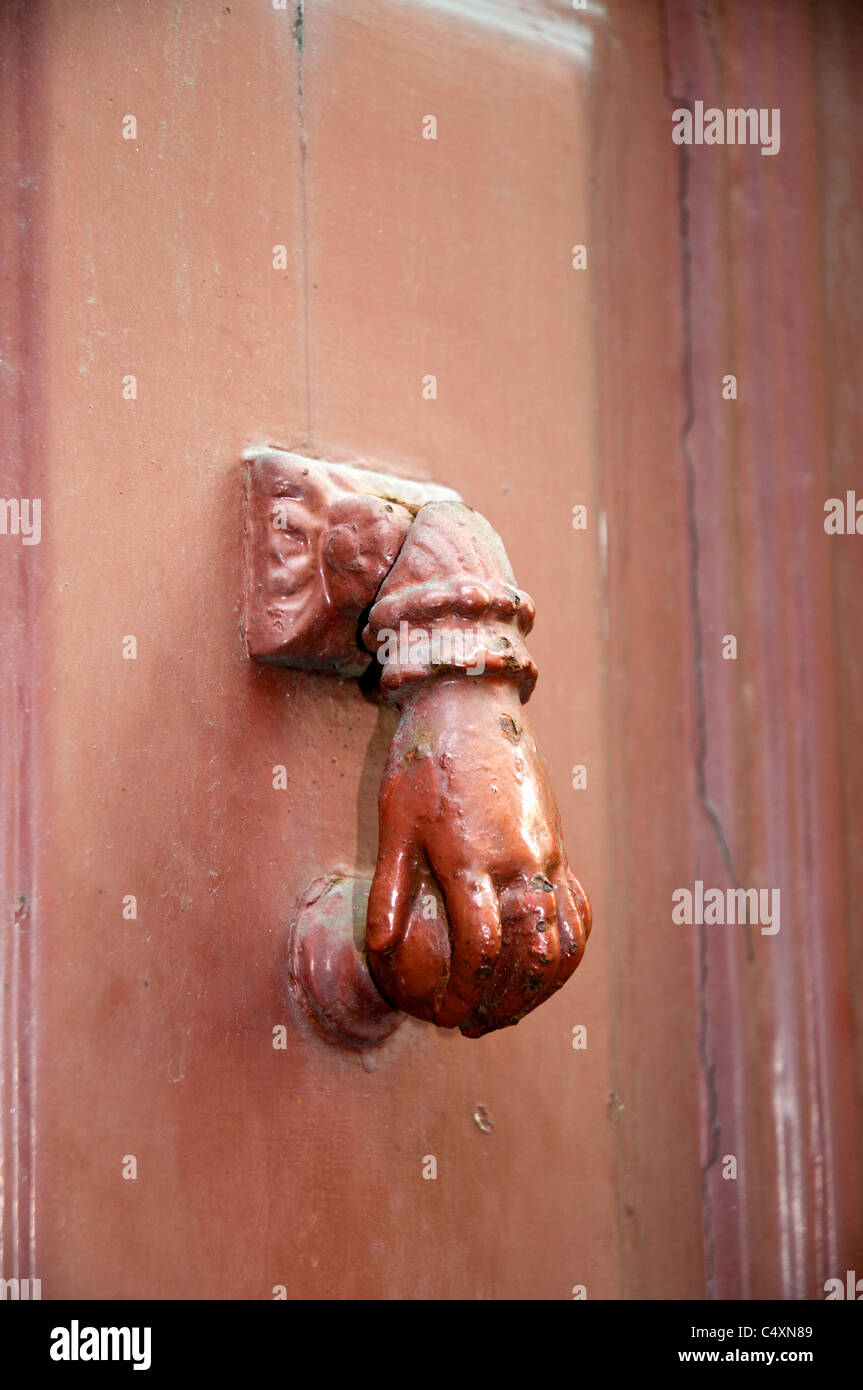 Porta vecchia respingente in la forma di una mano nel porto. Foto Stock