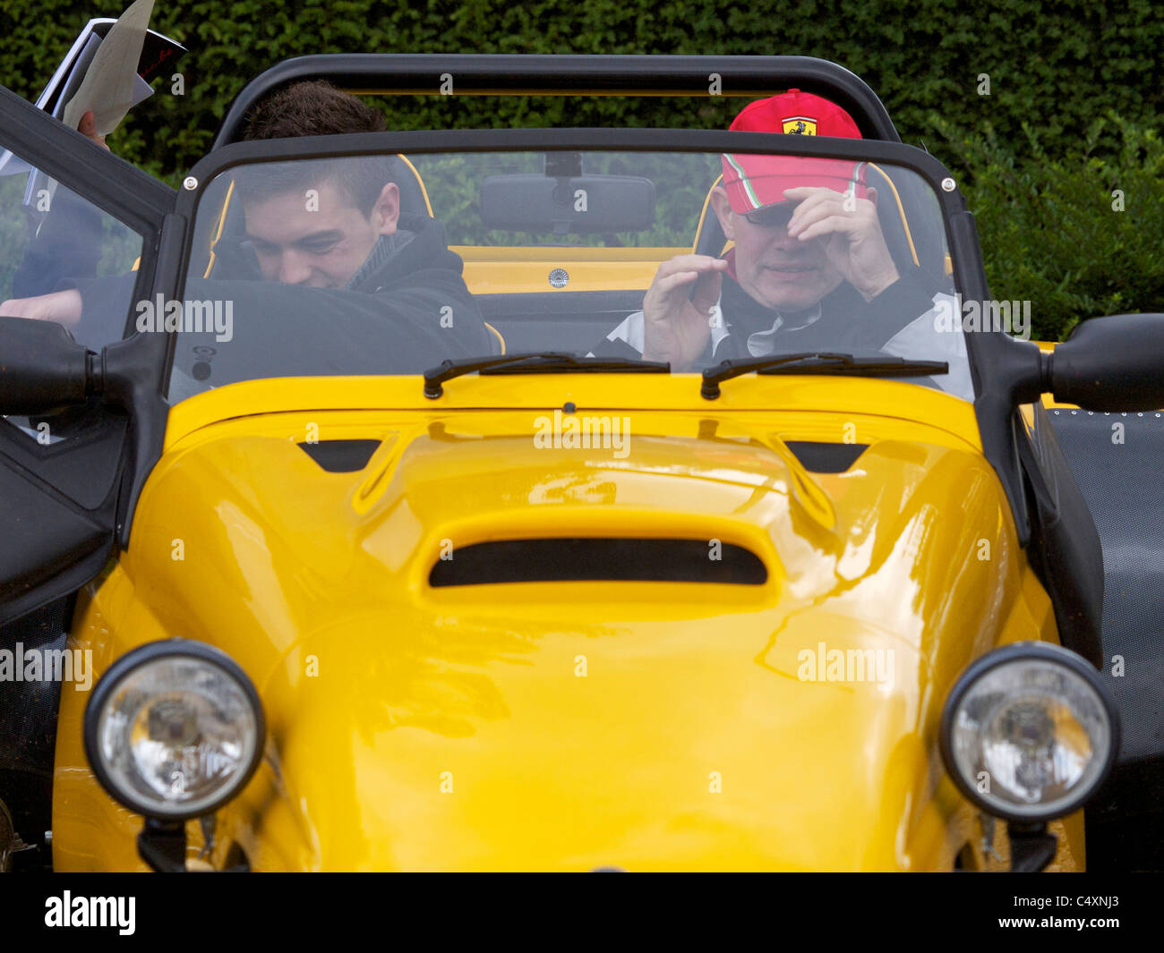 Due uomini di arrivare a loro molto strette Westfield Super Seven a partecipare in un classico auto rallye in Belgio Foto Stock