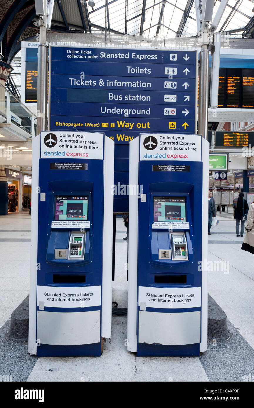 Gatwick Express ticket machine, Liverpool Street Stazione ferroviaria London, England, Regno Unito Foto Stock