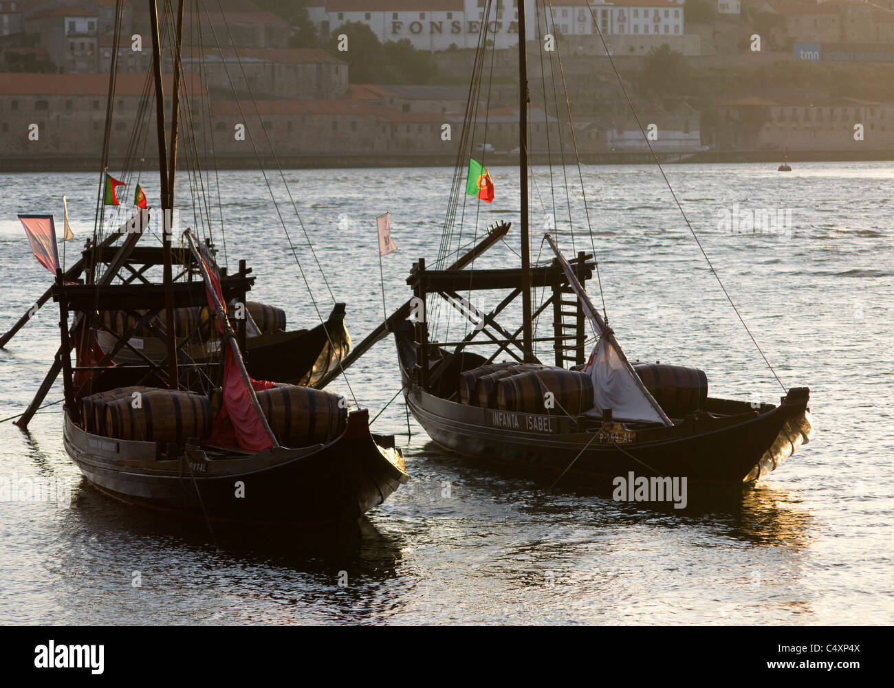 Porto, due il vino di Porto chiatte ormeggiate al tramonto. Foto Stock