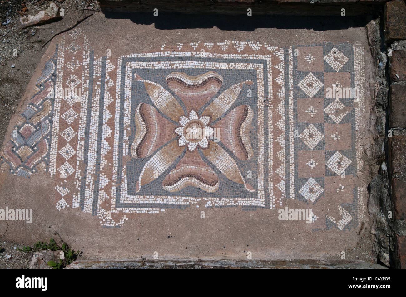 Mosaico romano in situ presso le Grandi Terme di Dion, Grecia. 2a-3a secolo D.C. Foto Stock
