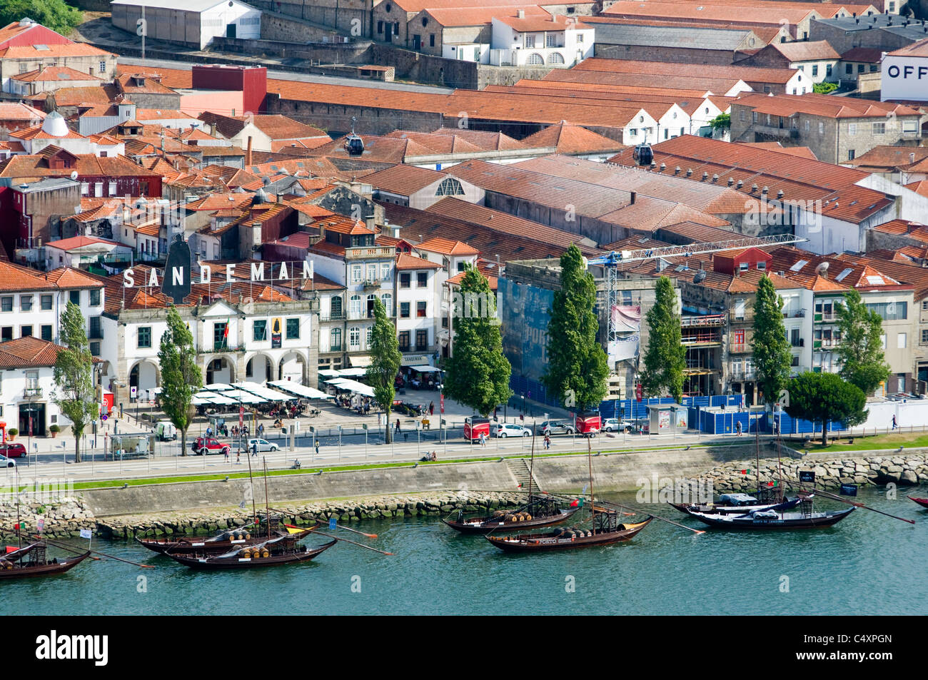 Il vino di Porto magazzini di stoccaggio e chiatte a Porto, Portogallo, lungo il lungomare. Foto Stock