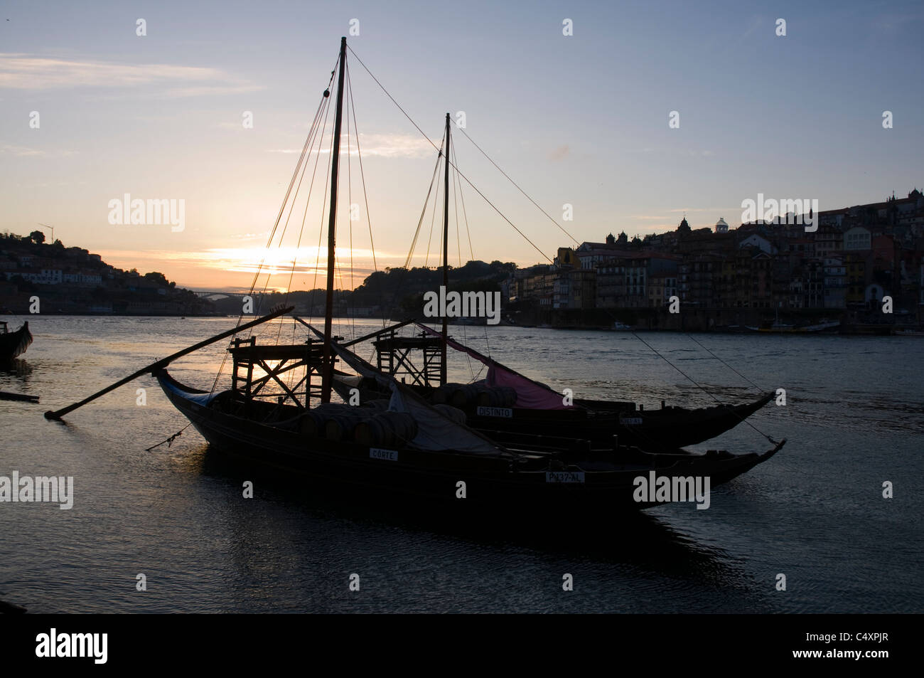 Il vino di Porto chiatte al tramonto, Porto, Portogallo Foto Stock