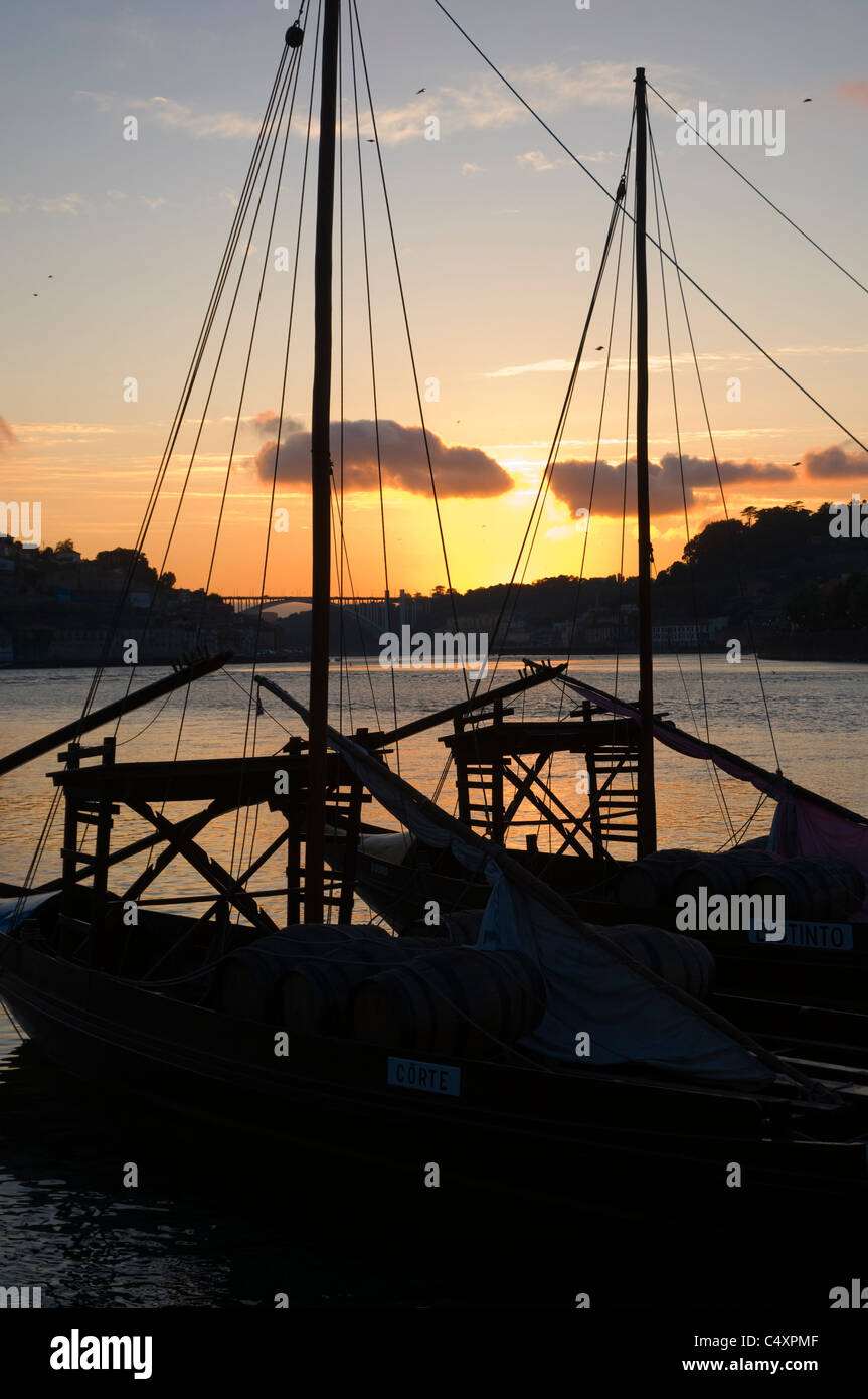 Il vino di Porto chiatte al tramonto, Porto, Portogallo, dettaglio Foto Stock