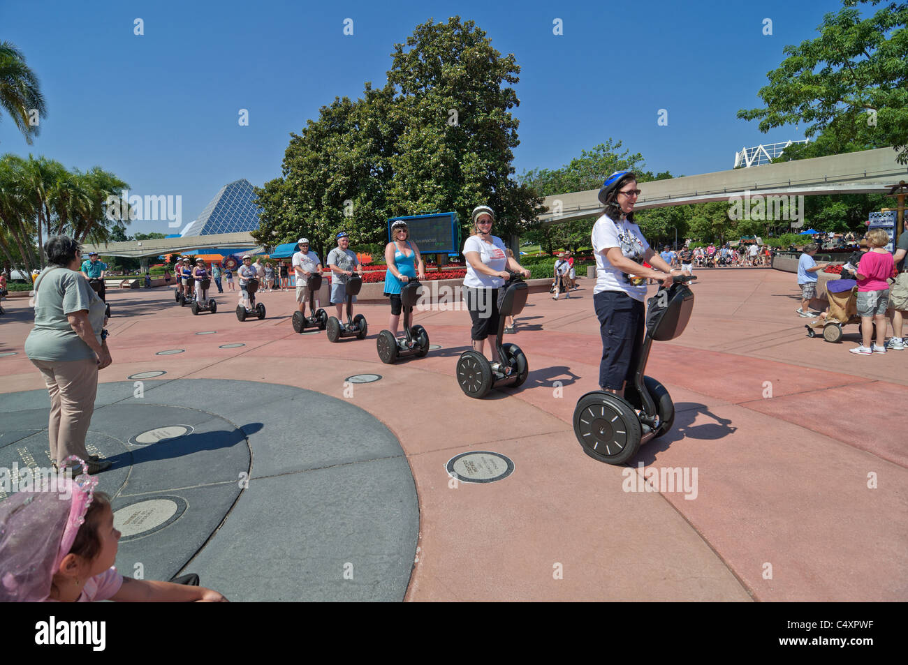 Epcot Center di Orlando in Florida Segway Tour i partecipanti seguono il leader attraverso il parco a tema Foto Stock