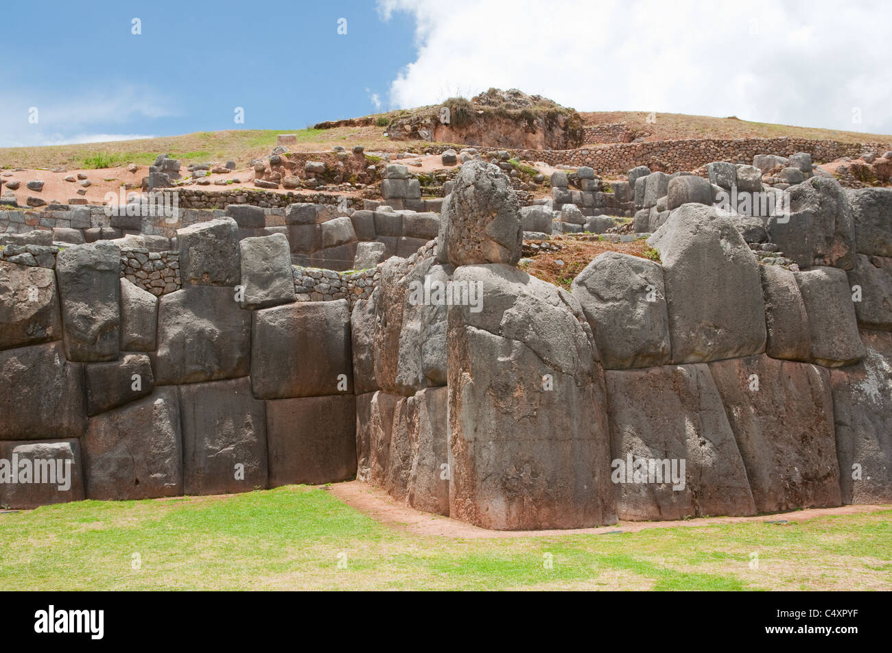 La storica fortezza murata di Sacsahuaman vicino a Cusco, Perù, Sud America. Foto Stock