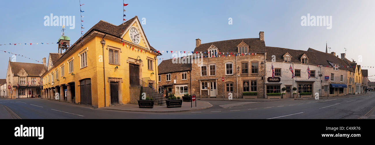 Foto di panorama di Bath Road A433 a Tetbury, Gloucestershire con il market hall Foto Stock