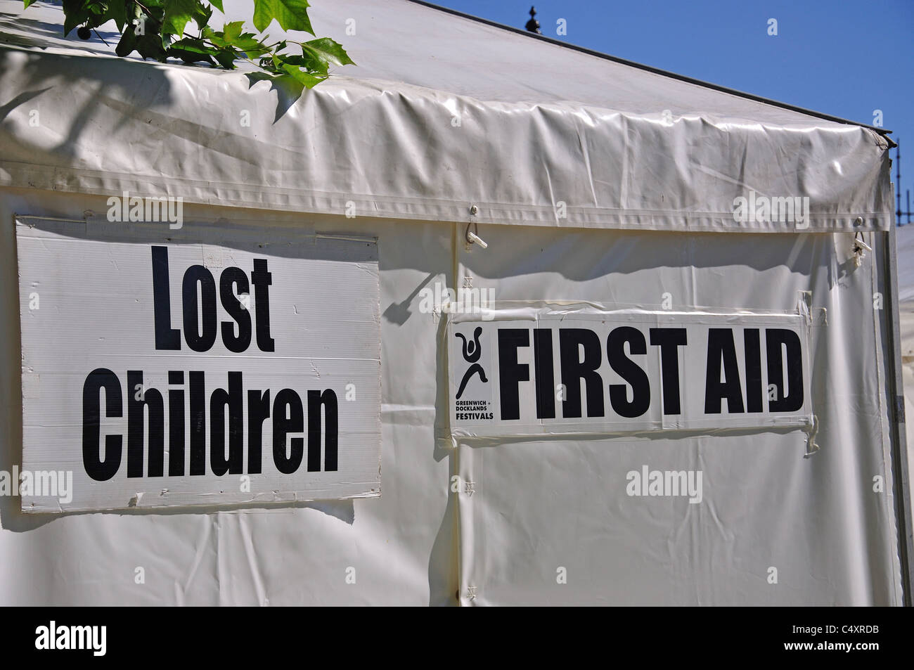 Primo soccorso e perso i bambini segni sulla tenda festival, Greenwich, Borough of Greenwich, Greater London, England, Regno Unito Foto Stock