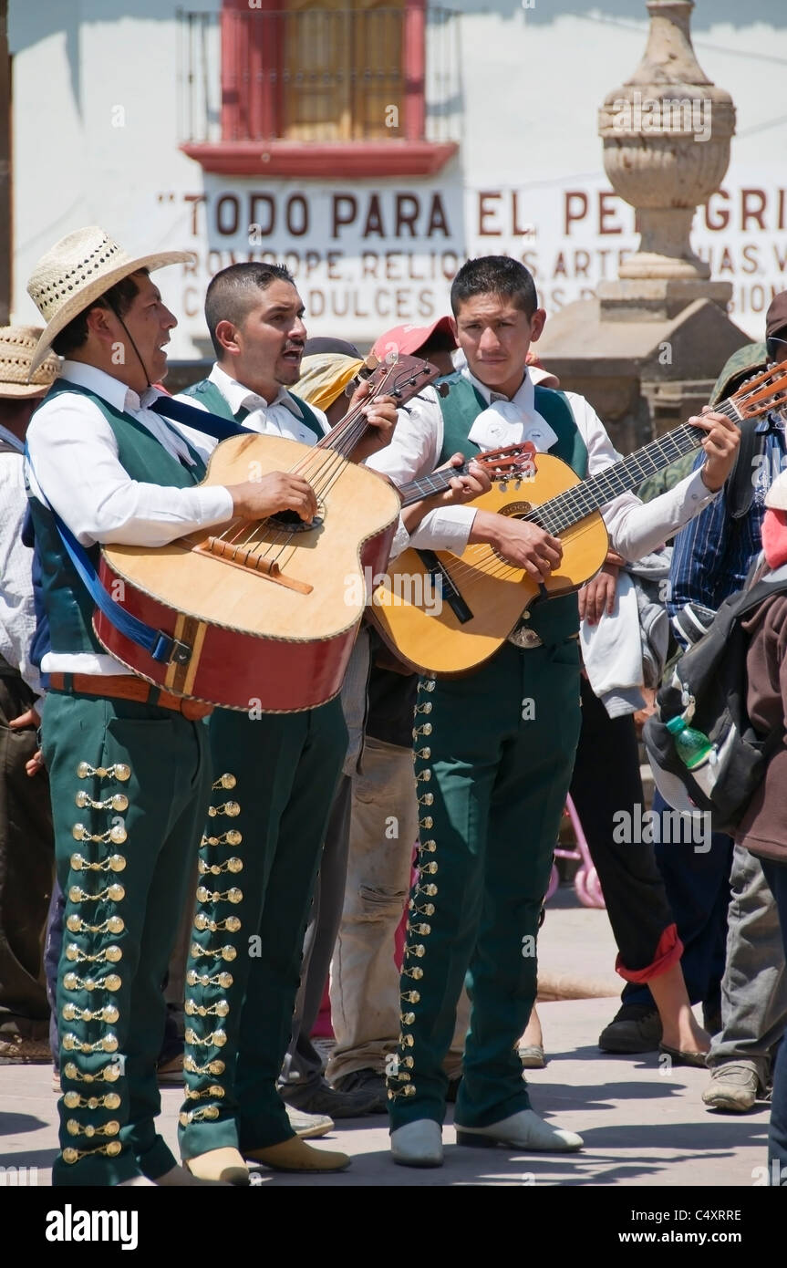 Un gruppo di uomini in una banda Mariachi giocare nel centro della folla vicino alla Basilica di Nostra Signora del Rosario di Talpa. Foto Stock