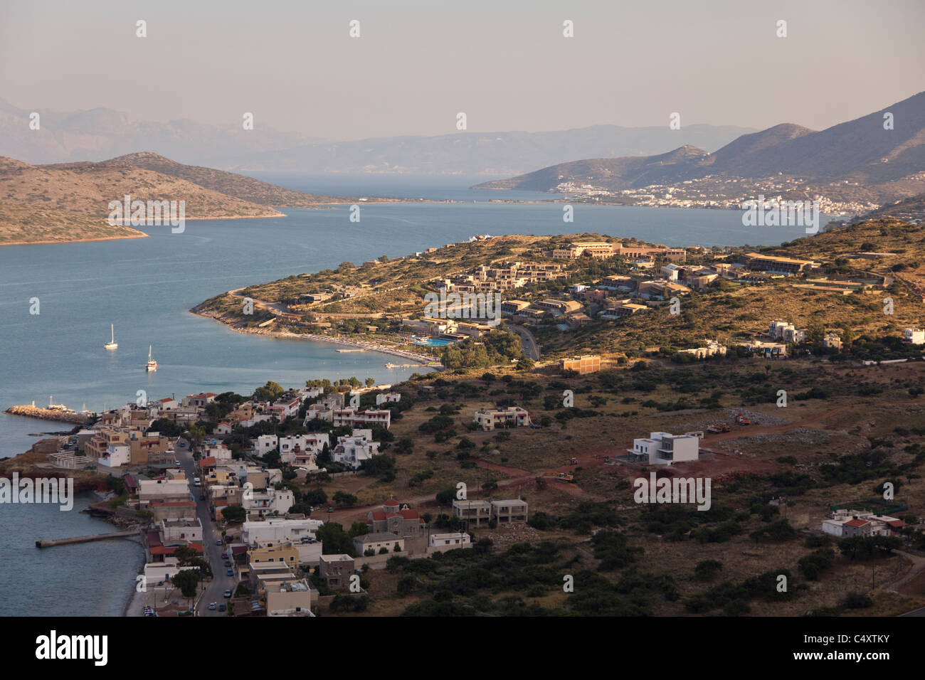 Panoramica - Baia di Elounda e Plaka illage vicino all isola di Spinalonga,Creta, Grecia Foto Stock