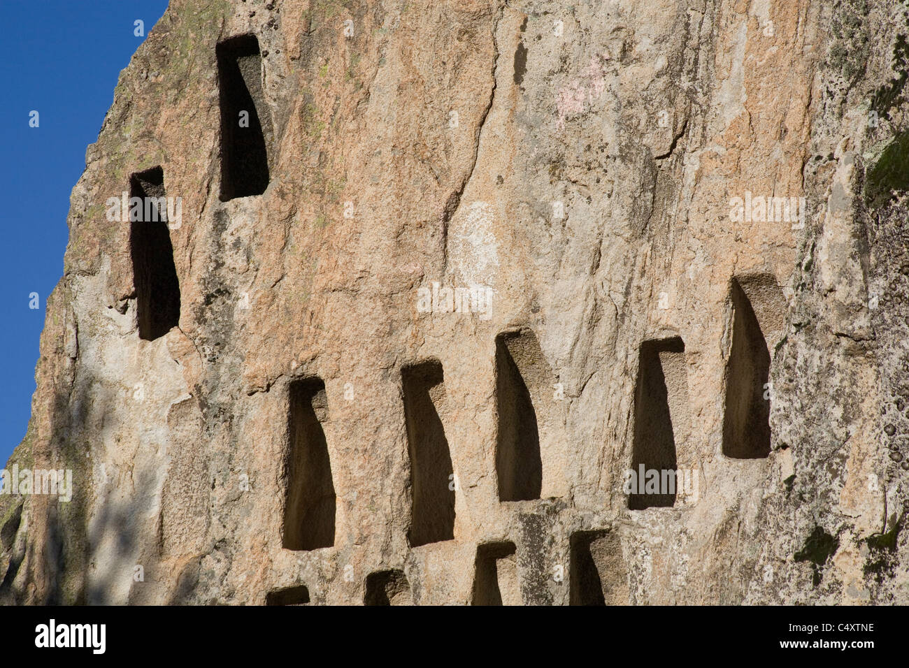 Nicchie, hive-pietre scavate sulle rocce, montagne Rhodope vicino città Ardino, Bulgaria, Europa orientale Foto Stock
