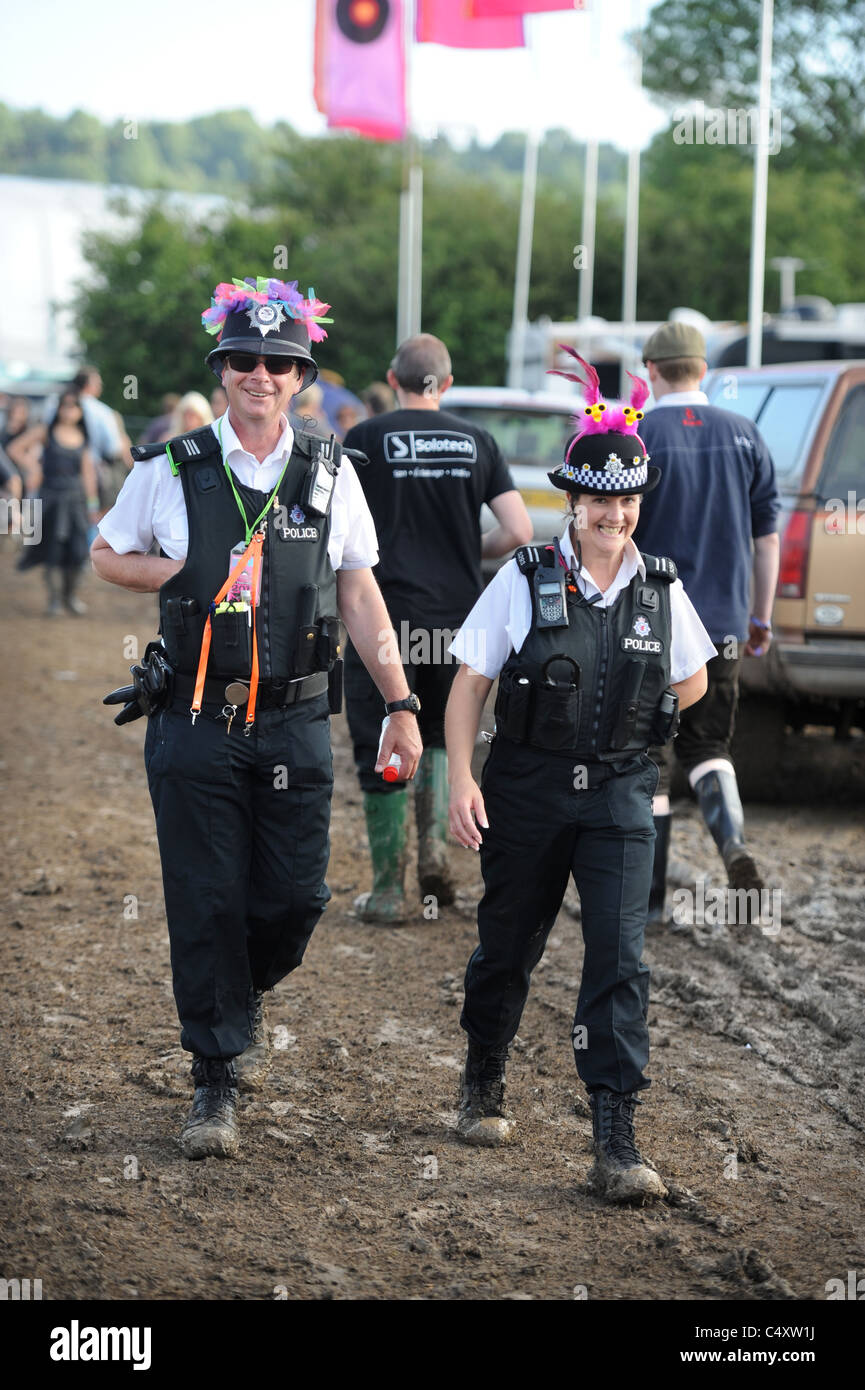 Una pattuglia di polizia nel partito umore presso il festival di Glastonbury 2011 Foto Stock