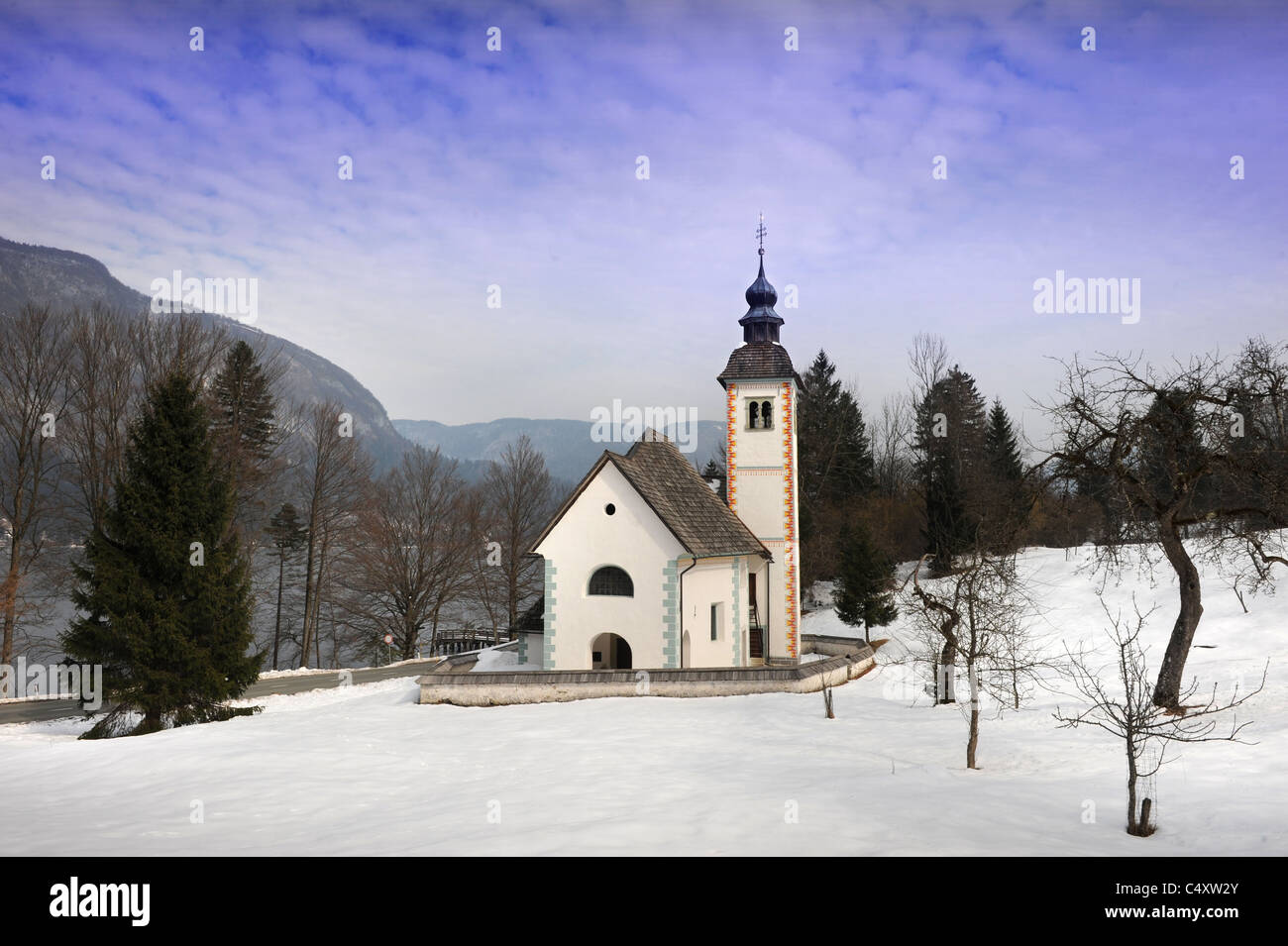 La Chiesa dello Spirito Santo sul lato meridionale del lago di Bohinj nel Parco Nazionale del Triglav di Slovenia Foto Stock