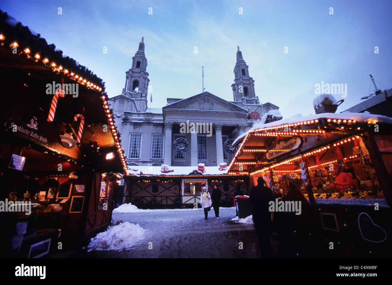 Il tedesco mercatino di Natale in inverno la neve da Leeds Sala Civica di Leeds Yorkshire Regno Unito Foto Stock