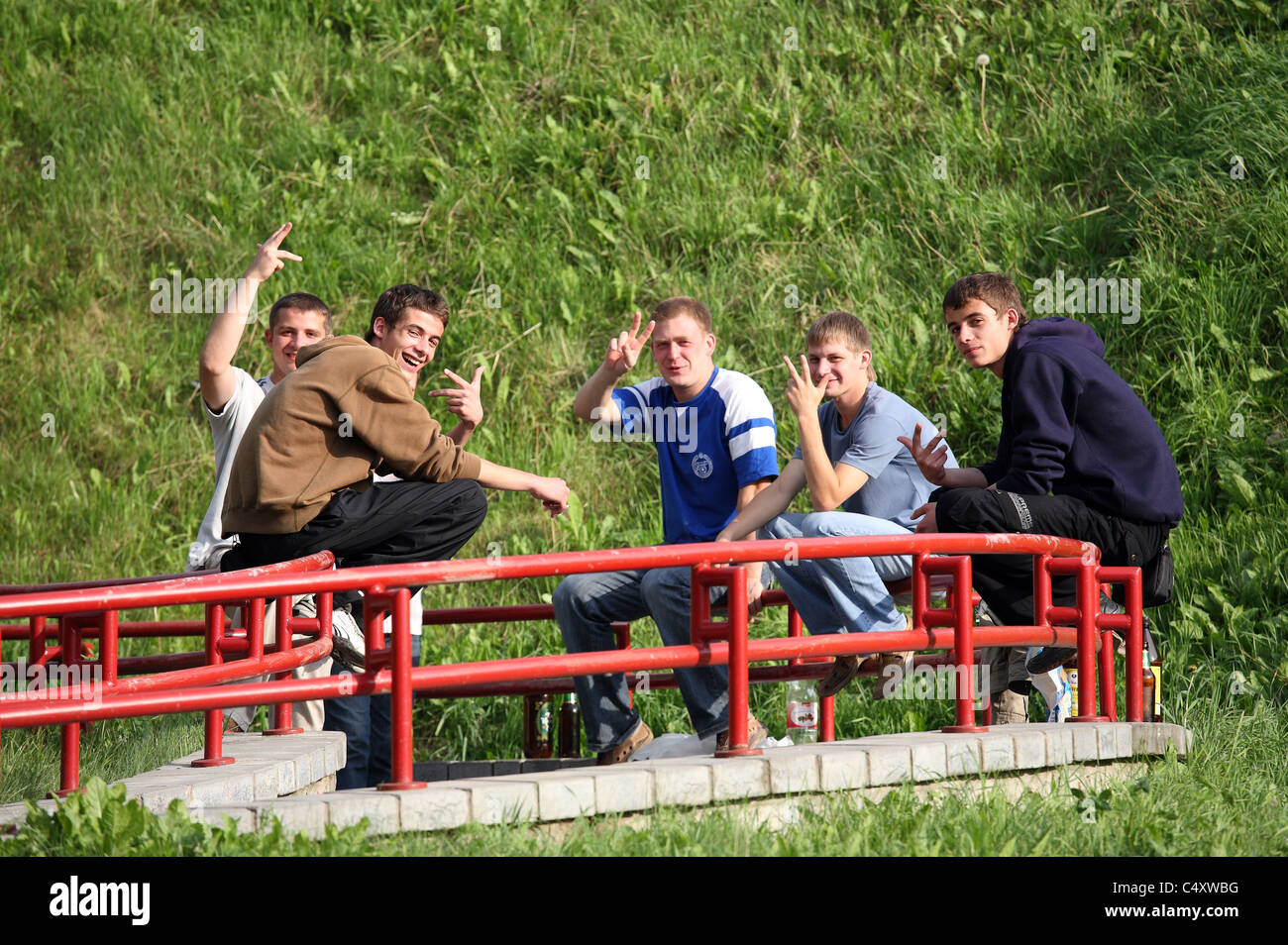 Un gruppo di giovani che i segni delle dita, Hrodna, Bielorussia Foto Stock