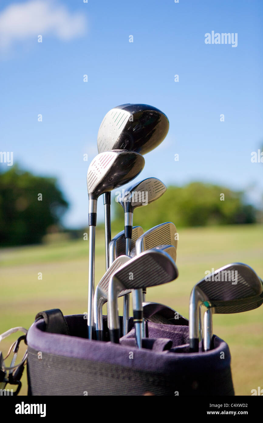Focus su una sacca da golf con uno sfondo sfocato Foto Stock