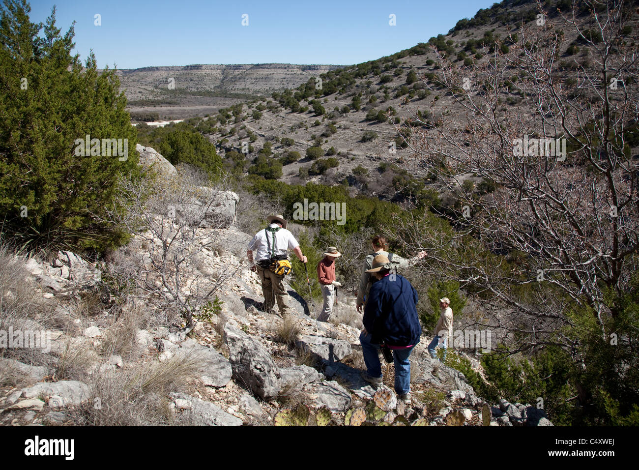 Gli escursionisti sul ranch privato vicino a Sheffield, Texas, la testa in un canyon di guardare nativo americana di arte rupestre della parte inferiore della regione di Pecos. Foto Stock