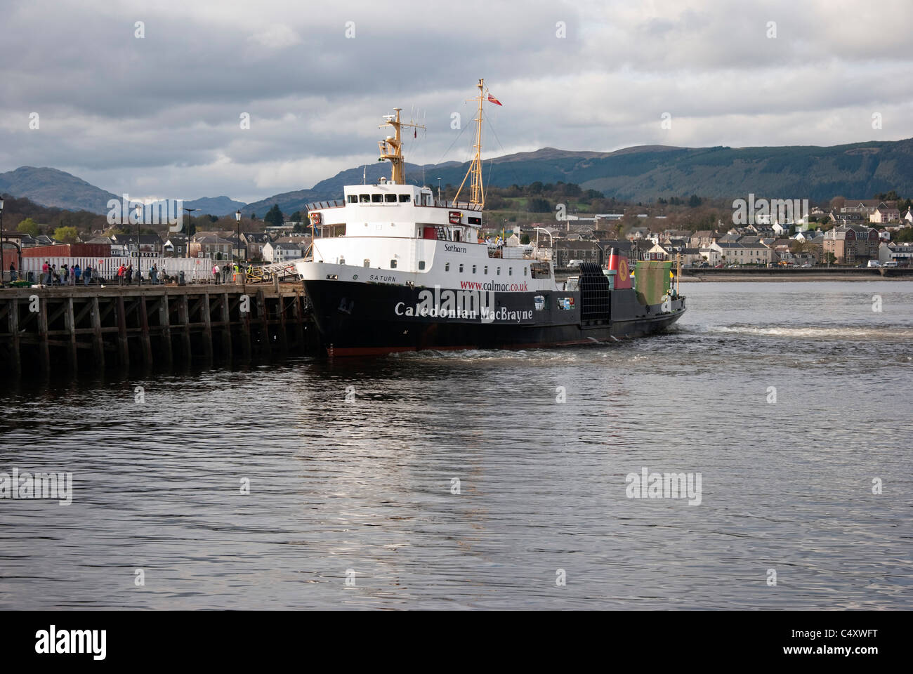 Linee M.T. Saturno CalMac Auto & traghetti passeggeri docking a Dunoon Pier Argyll & Bute Scozia UK Regno Unito Foto Stock