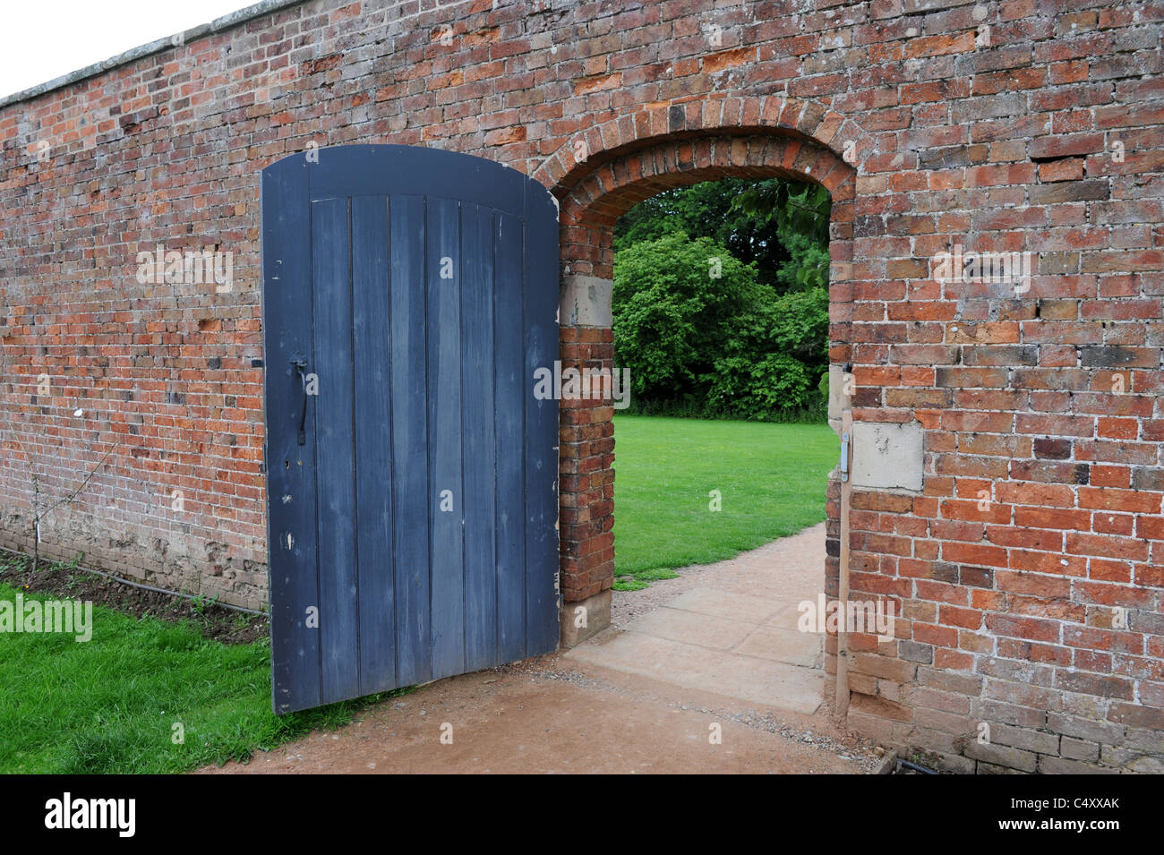 Garden gate wide open regno unito Foto Stock