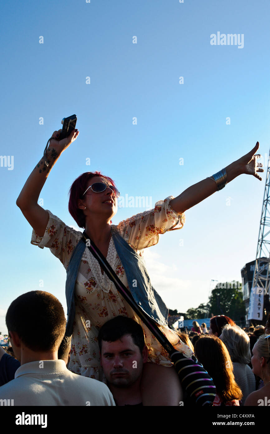 Una donna alta su un mans spalle durante l'Hard Rock Calling 2011 Festival di musica, Hyde Park il 25 giugno 2011. Foto di Julie Foto Stock