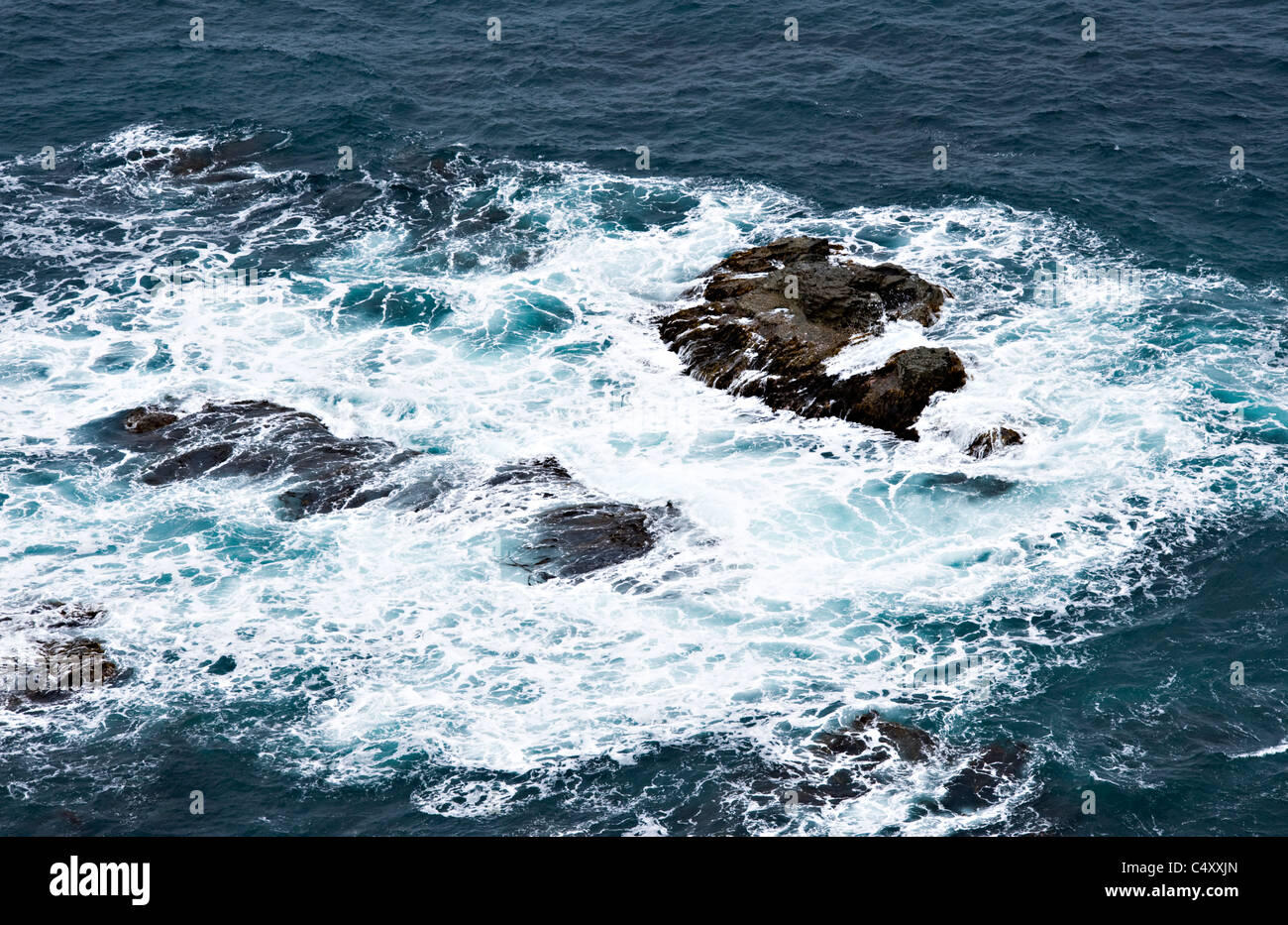 Guardando in giù per le rocce e oceano da Cape Otway Lighthouse Great Ocean Road Victoria Australia Foto Stock
