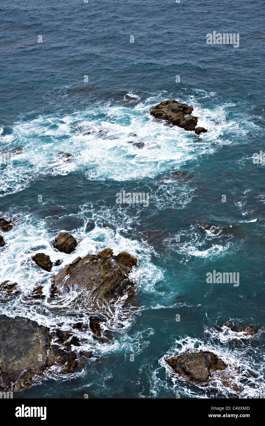 Guardando in giù per le rocce e oceano da Cape Otway Lighthouse Great Ocean Road Victoria Australia Foto Stock