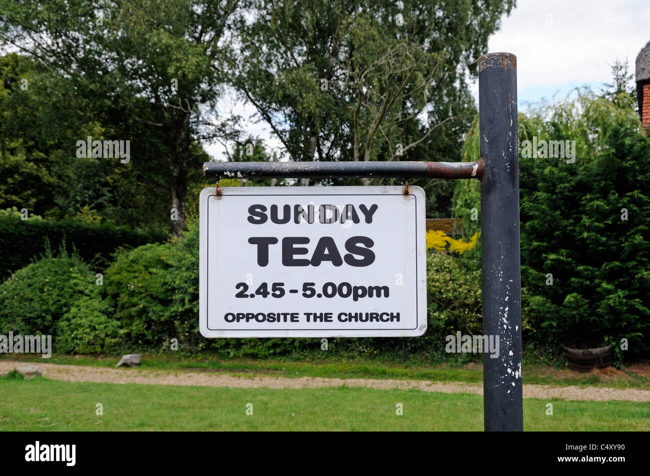 Cartello pubblicitario da appendere dicendo domenica tè villaggio Braughing Hertfordshire Inghilterra REGNO UNITO Foto Stock