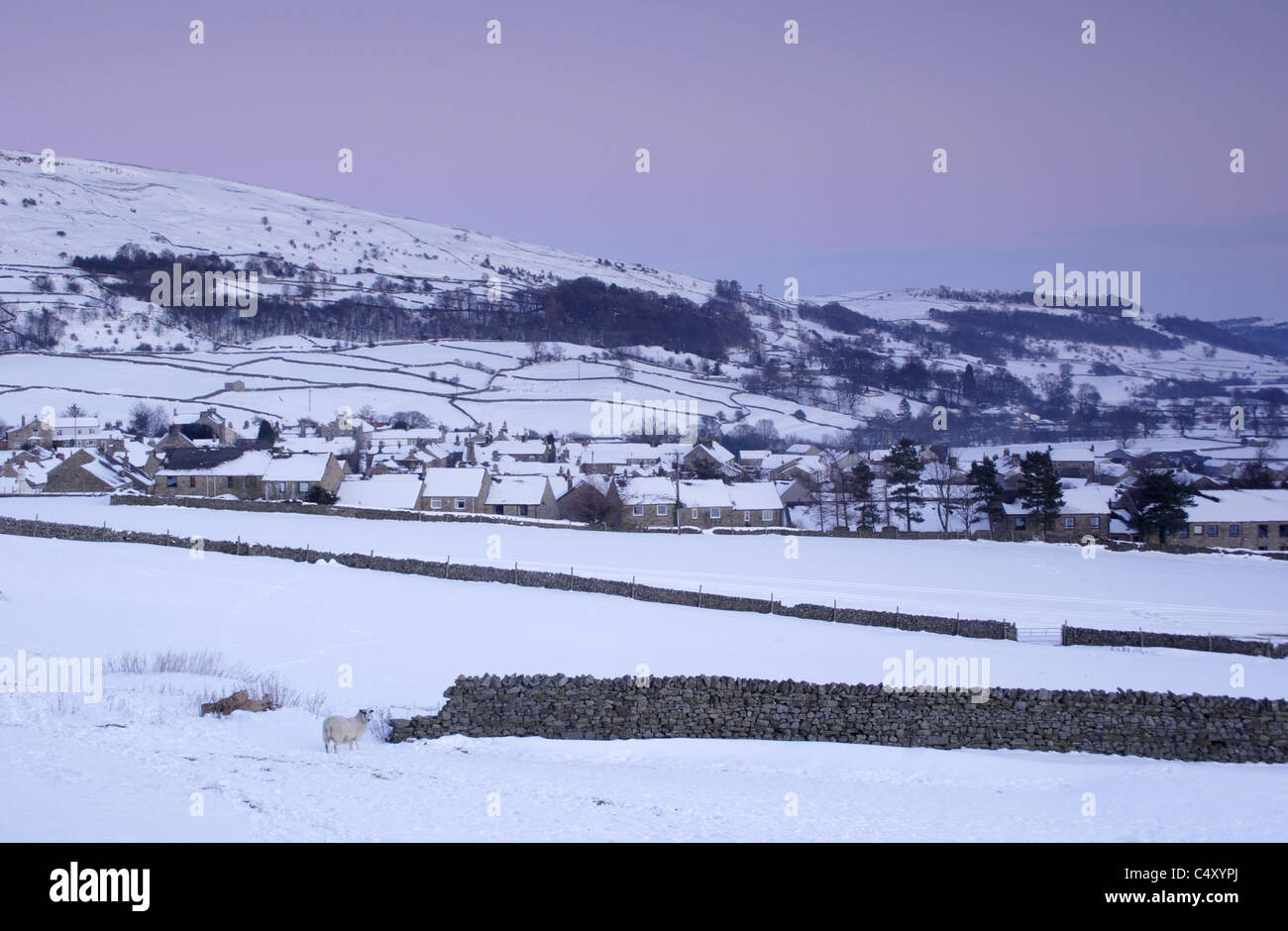 Di Reeth villaggio al crepuscolo, neve pesante, Swaledale, Yorkshire Dales, REGNO UNITO Foto Stock