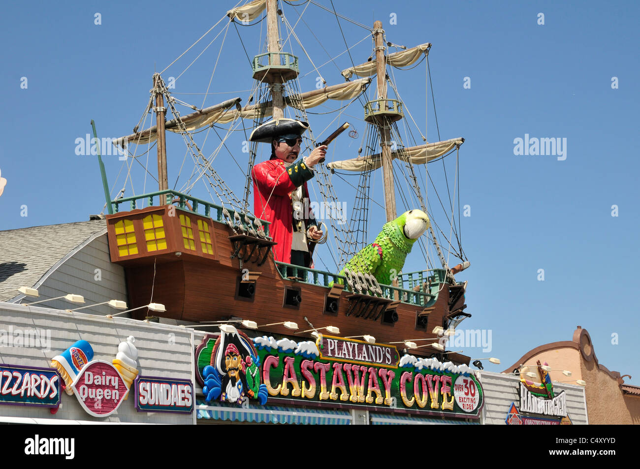 Dimensioni gigantesche figure da Castaway Cove si affacciano sul lungomare a Ocean City, New Jersey Foto Stock