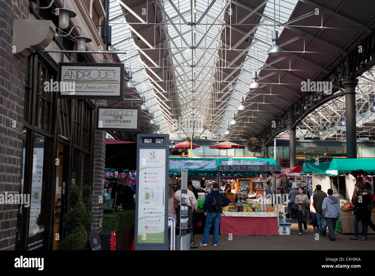 Interno del vecchio Spitalfields Market in Bishopsgate, Londra, Inghilterra Foto Stock