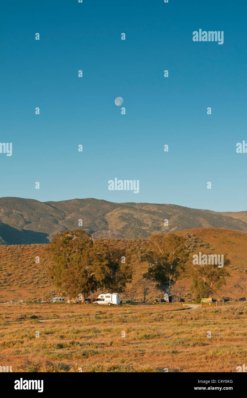 Moon over KCL Campeggio, Carrizo Plain monumento nazionale, Aprile Foto Stock