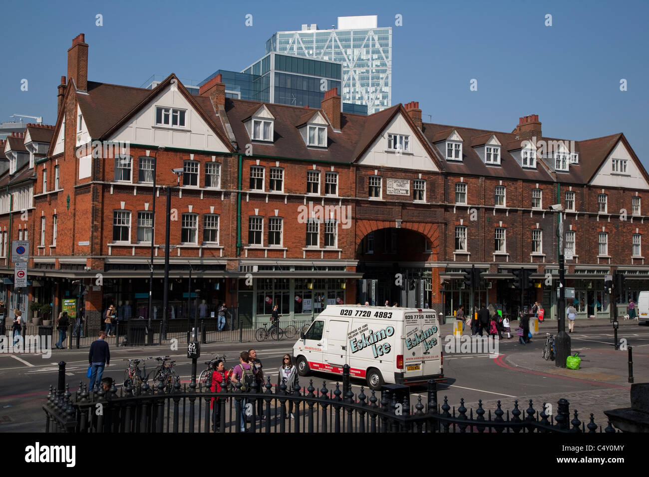 Scena urbana al di fuori del Vecchio Spitalfields Market in Bishopsgate, London, England, Regno Unito Foto Stock
