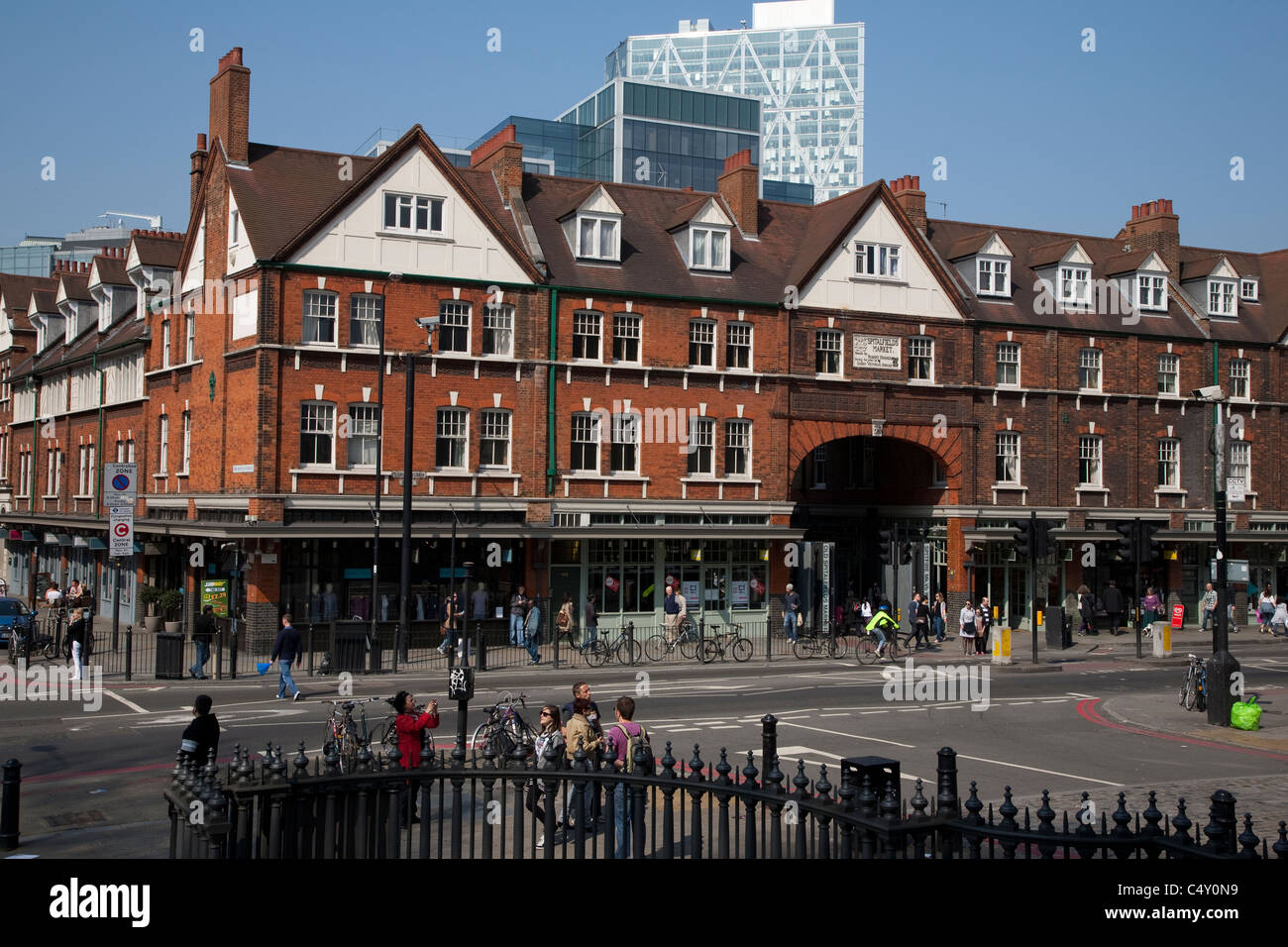 Le persone al di fuori dello Shopping in Old Spitalfields Market in Bishopsgate, London, England, Regno Unito Foto Stock