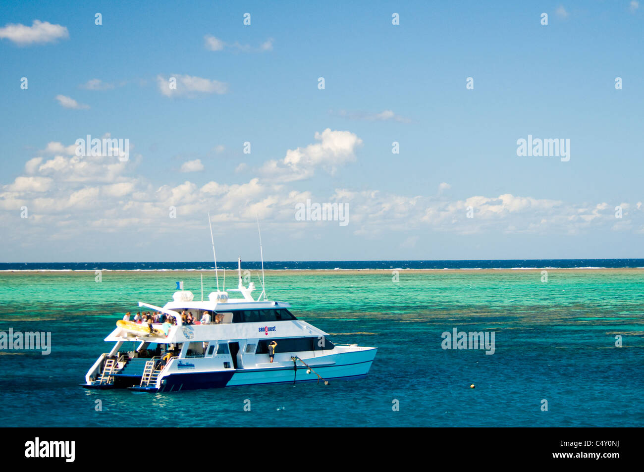 Barca ancorata alla Grande Barriera Corallina a nord-est di Cairns nel Queensland Australia Foto Stock