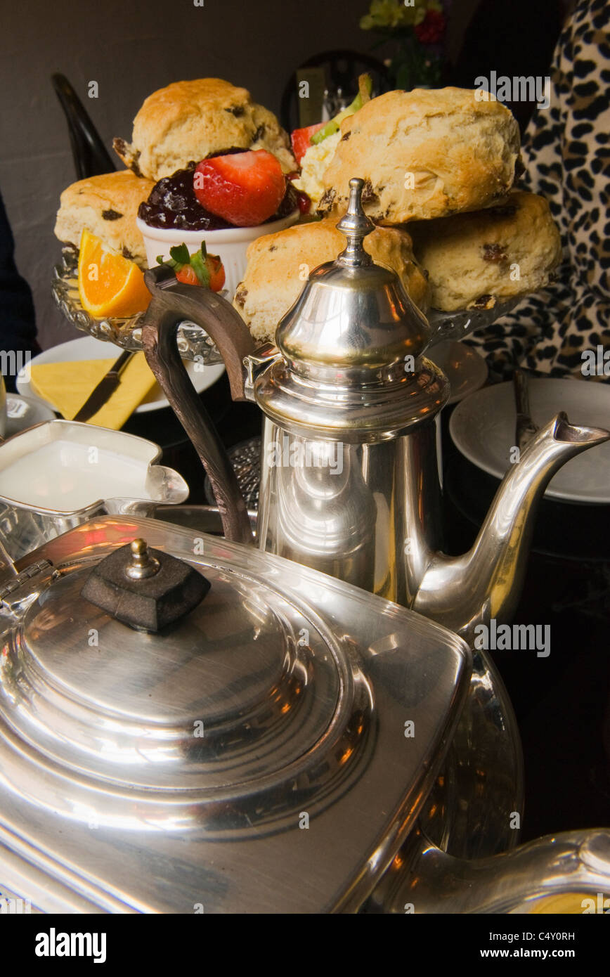 Tè alla crema con scones, Dartmouth, Devon, Inghilterra Foto Stock