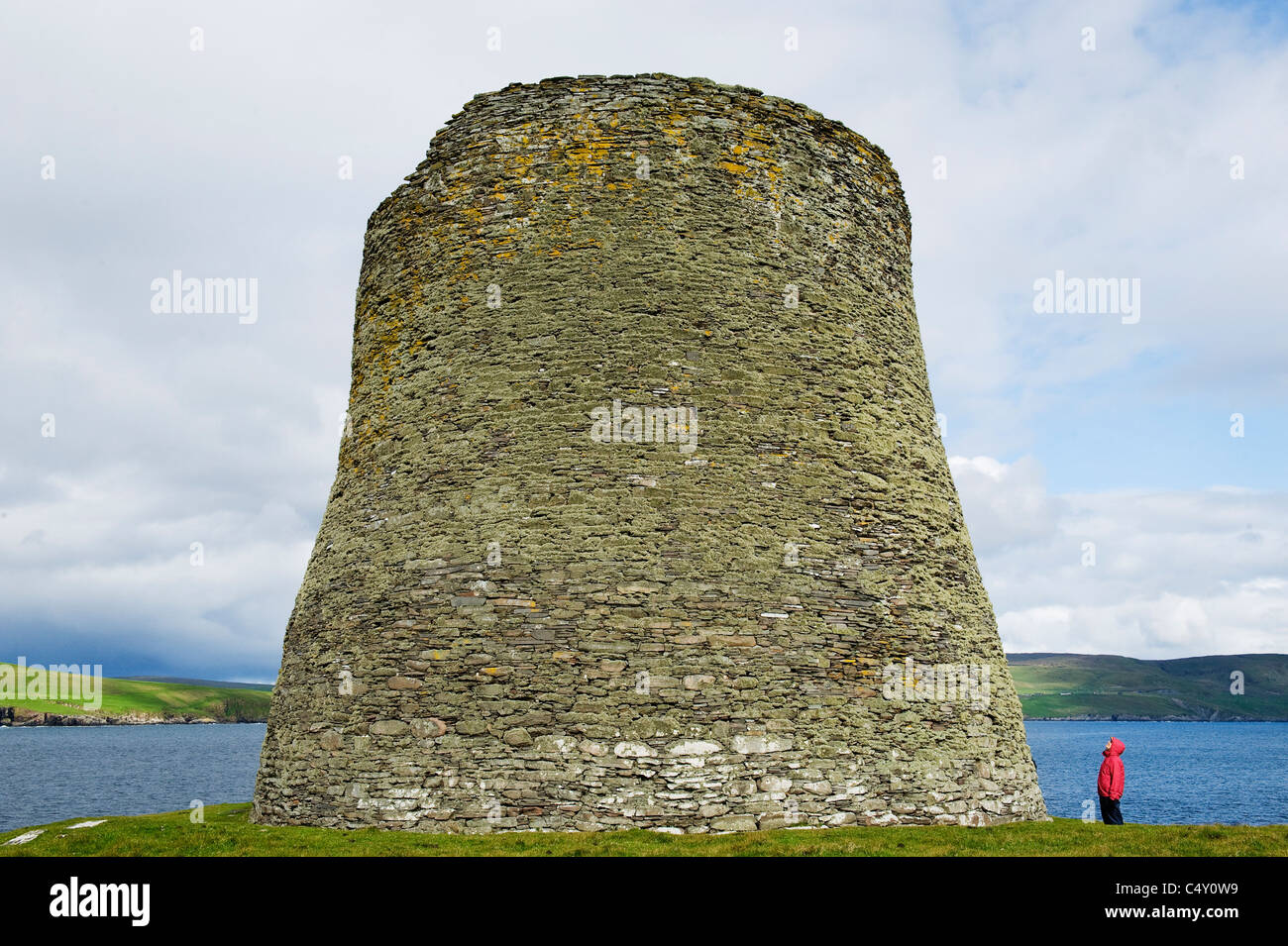 Broch di Mousa, ca 100 BC, la più bella costruzione preistorica in Europa. Mousa, isole Shetland, Scozia Foto Stock