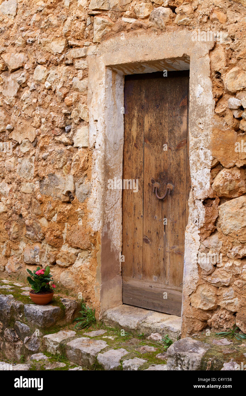 Porta in legno con sportello arrugginito respingente / maniglia in agriturismo, Maiorca, Spagna, Iberia, Isola Foto Stock