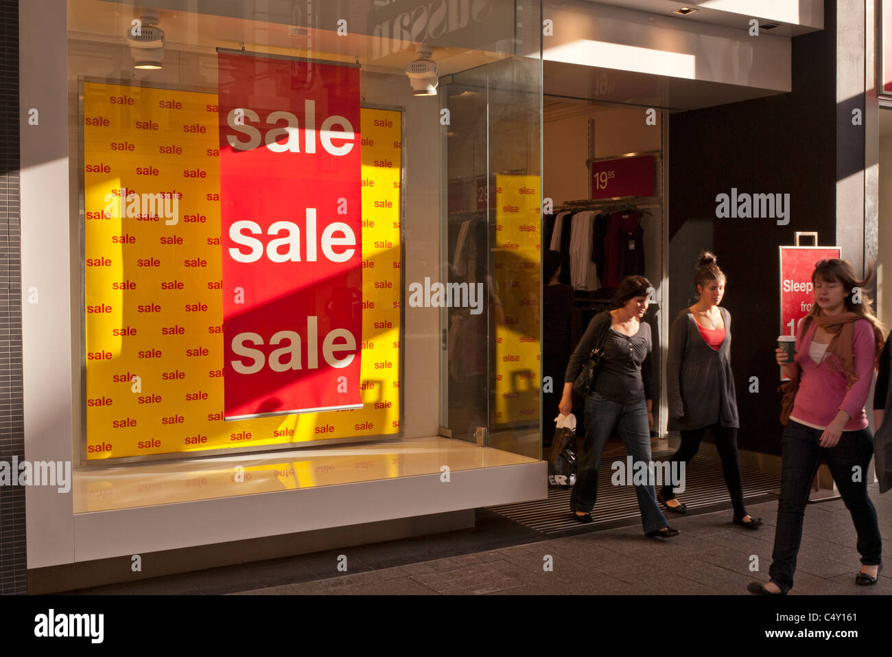 Vendita segno nella finestra di Sussan boutique di moda, fieno St Mall, Perth, Western Australia Foto Stock