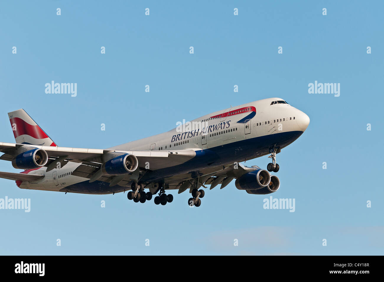 Un British Airways Boeing 747-400 G-BNLV approccio finale airborne sbarco Aeroporto Internazionale di Vancouver in Canada Foto Stock
