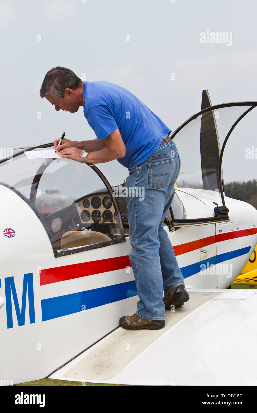 Pilota amatoriale compilando i dettagli del volo Foto Stock